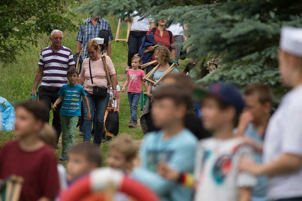 Zuschauer wandern mit Klapphöckerchen