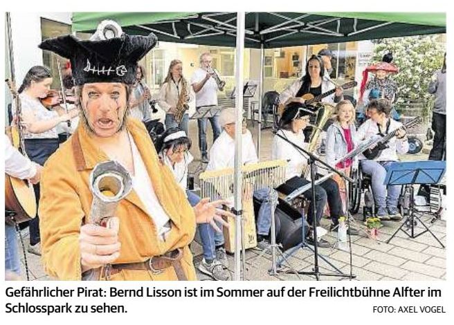 Berndt Lisson als Kapitän Backenbart beim Kick-Off vor der Ban der Freilichbühne